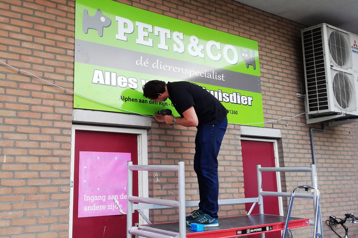 Gevelbelettering Pets & Co | Van Dongen Reclame