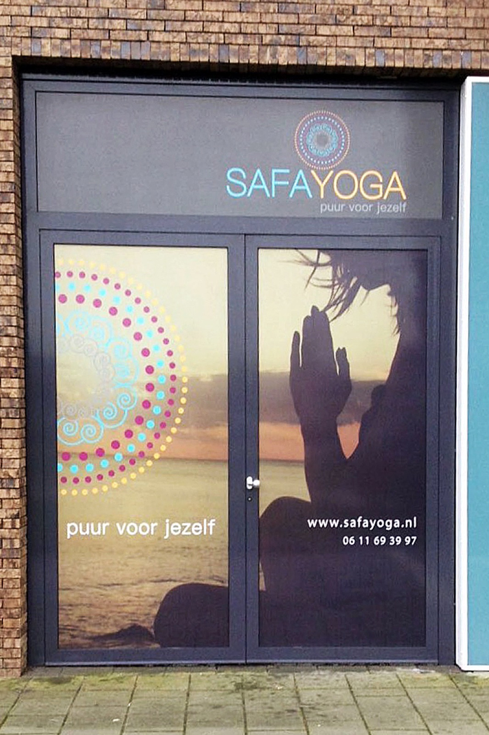 Raambelettering Safa Yoga | Van Dongen Reclame