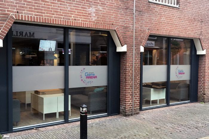Raambelettering Game Arena | Van Dongen Reclame