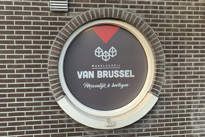 Raambelettering Van Brussel Makelaardij | Van Dongen Reclame