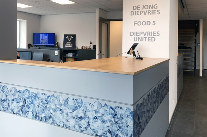 Raambelettering De Jong Diepvries | Van Dongen Reclame