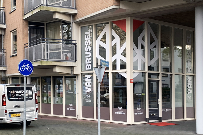 Raambelettering Van Brussel Makelaardij | Van Dongen Reclame