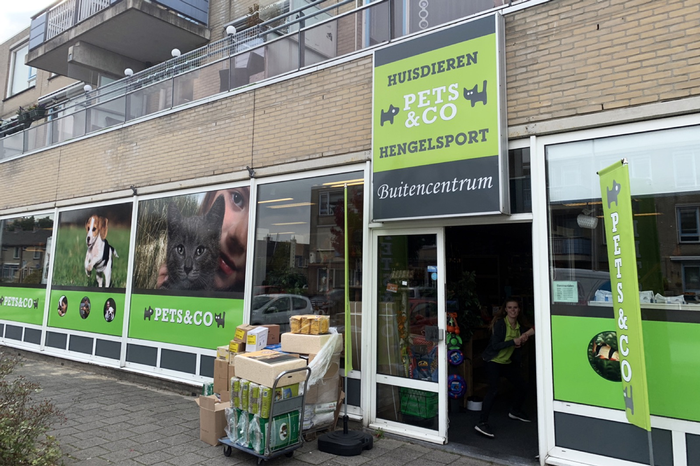 Raambelettering Pets & Co | Van Dongen Reclame