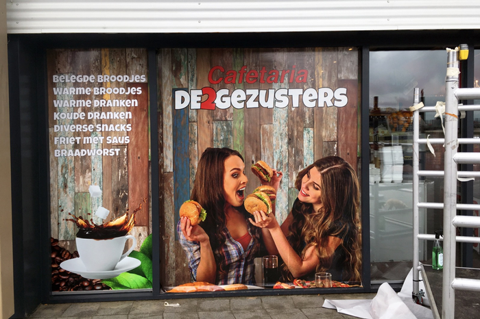 Raambelettering Cafetaria De 2 Gezusters | Van Dongen Reclame