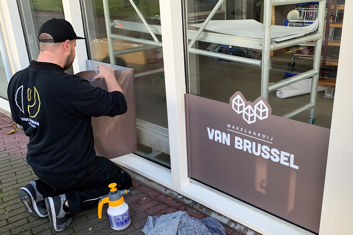 Raambelettering Van Brussel Makelaardij | Van Dongen Reclame