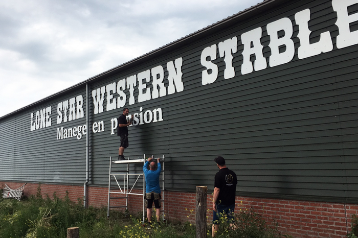 Gevelbelettering Lone Star Western Stable | Van Dongen Reclame